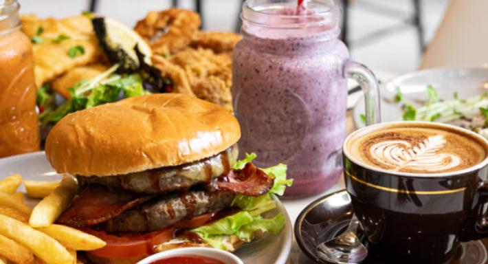 Luxe8 Cafe & Bar photo 3