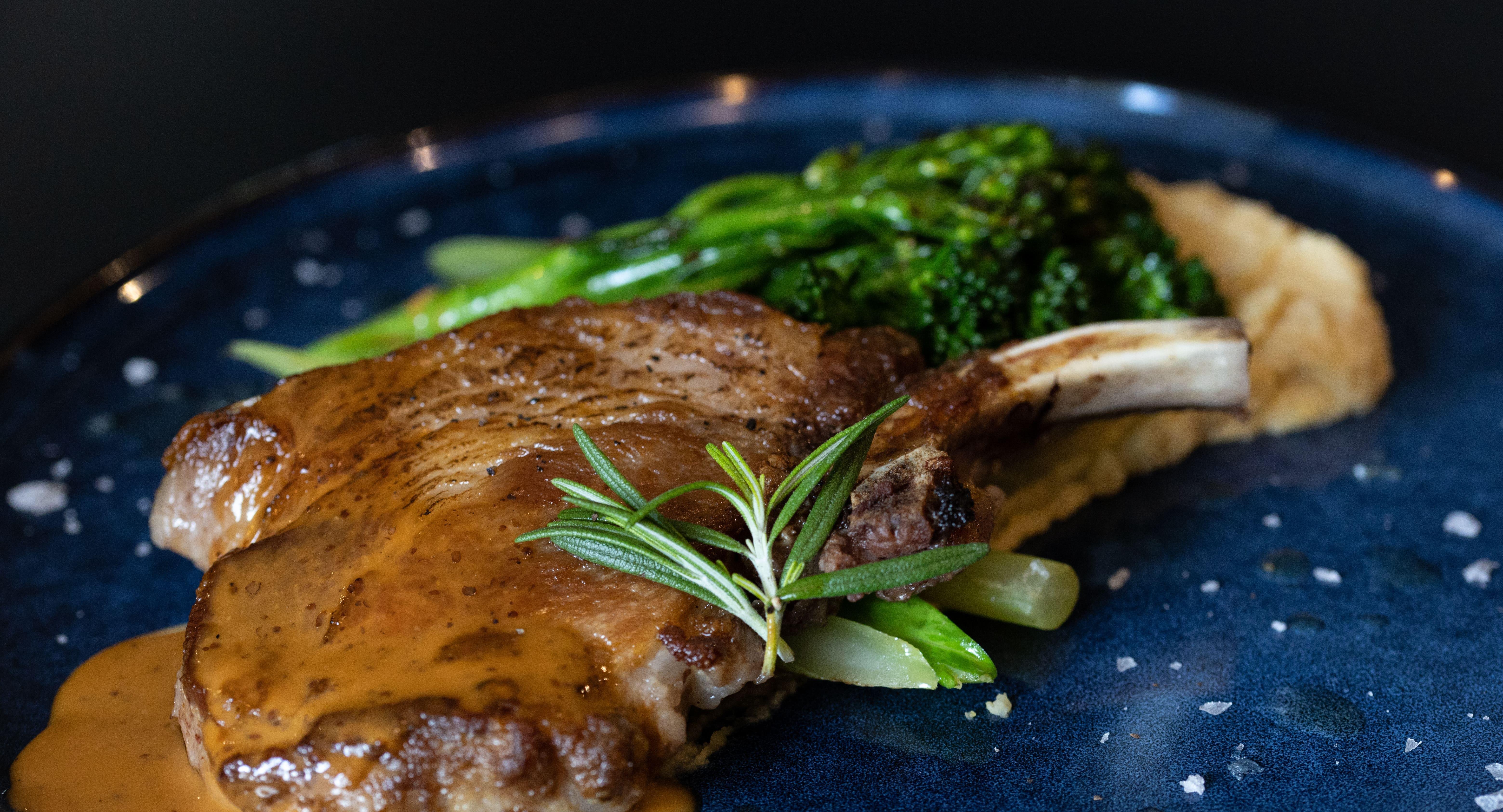 YOUNGS Restaurant & Bar